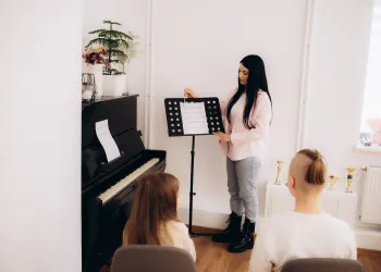 Şan Eğitiminde Neler Öğretilir? (Adım Adım Ders İçeriği ve Teknikler)