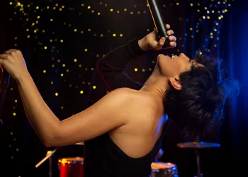 Sesin Daha Gür Çıkması İçin Ne Yapmalı? (Bağırmadan Ses Gücünü Artırma Teknikleri)